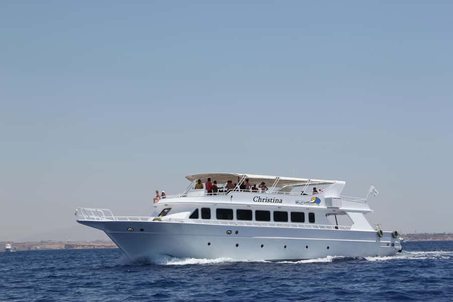 Dahab: luxury Snorkeling cruise with buffet lunch - Boarding the yacht and choosing your spot