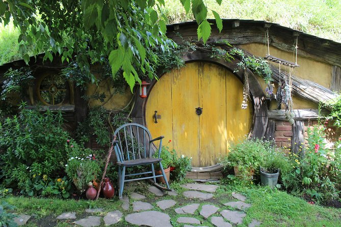 Day Tour Hobbiton + Rotorua from Auckland in Luxury Minibus - Who should book this experience