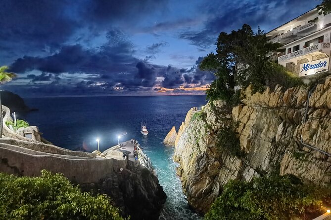 DeLuxe Cliff Divers+Sunset Exhibition byNight w/Different Options - Who should book this Acapulco evening?
