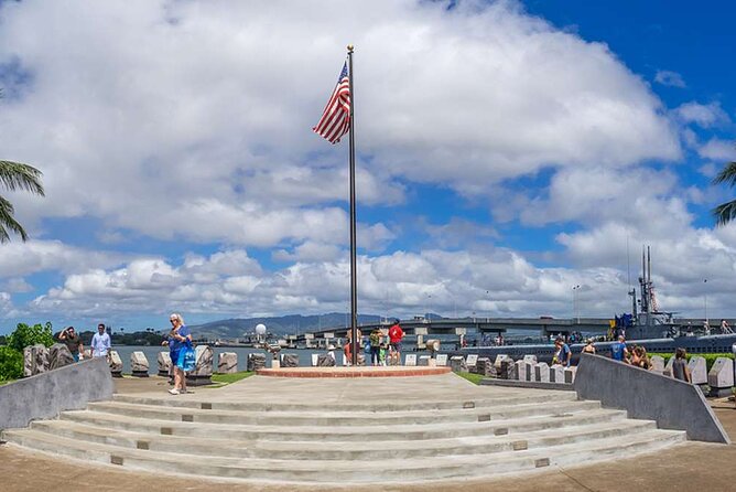 Deluxe Pearl Harbor USS Arizona Memorial and Honolulu City Tour - Guides can make a short city tour much better