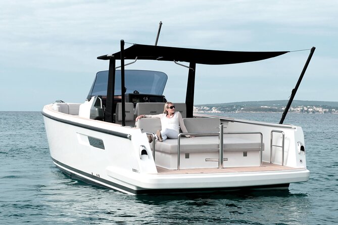 Deluxe Private Boats - 36 ft Fjord - Cruising aboard the 36-foot Fjord