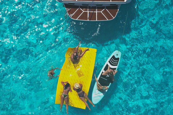 Deluxe Yacht 48FT with FlyBrige Rental in Cancun - Weather rules and the route you may actually get