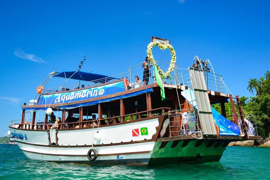 Discover the best islands in Paraty on an exclusive boat tour - My call: a good-value social boat day