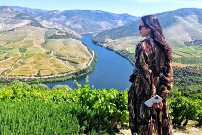 Douro Valley-Expert Guide-Boat-Lunch-Tastings-Offer wine bottle