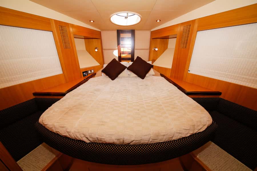 Dubai: Atlantis and Burj Al Arab Cruise on Luxury Yacht - Seeing Dubai from the yacht deck