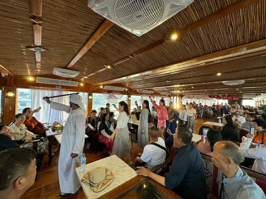 Dubai: Luxury Dinner Cruise with Live Music - Sitting outside or focusing on dinner