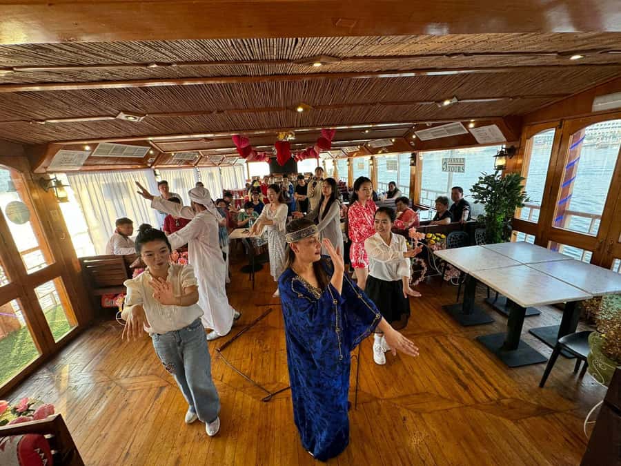 Dubai: Luxury Dinner Cruise with Live Music - What you’ll find at the buffet