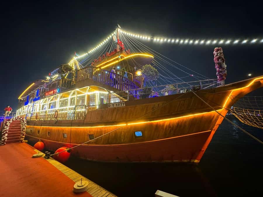 Dubai: Luxury Dinner Cruise with Live Music - Tanoura dancing and the music onboard