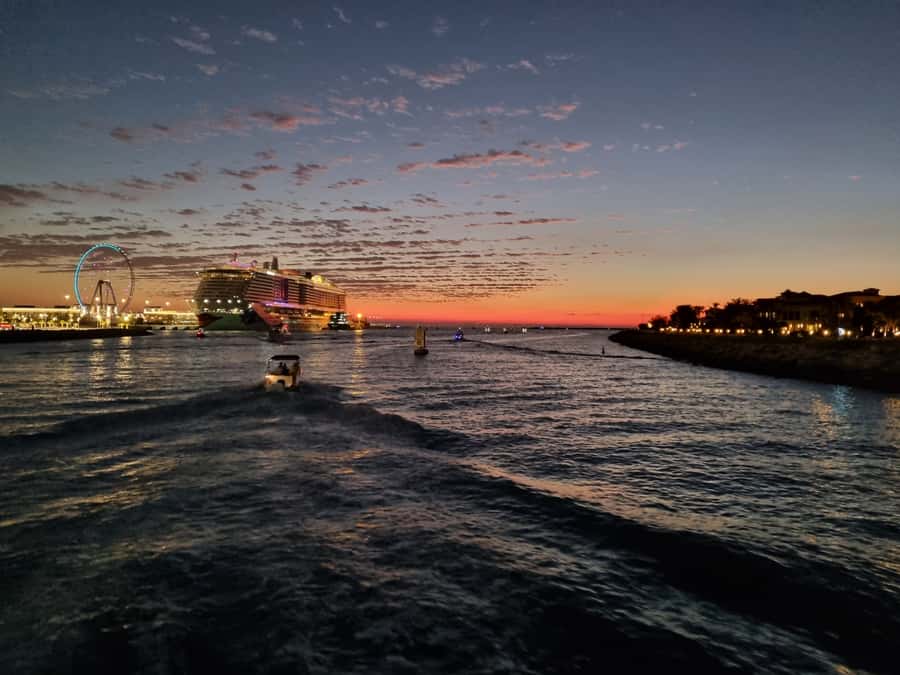 Dubai: Luxury Sightseeing Cruise with Food and Drinks - Starting near Pier 7 and Marina Mall