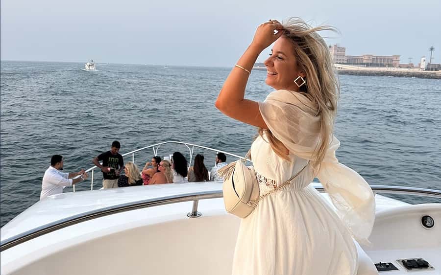 Dubai: Luxury Sunset Yacht Tour with Snacks and Drinks - What the $21 yacht cruise actually delivers