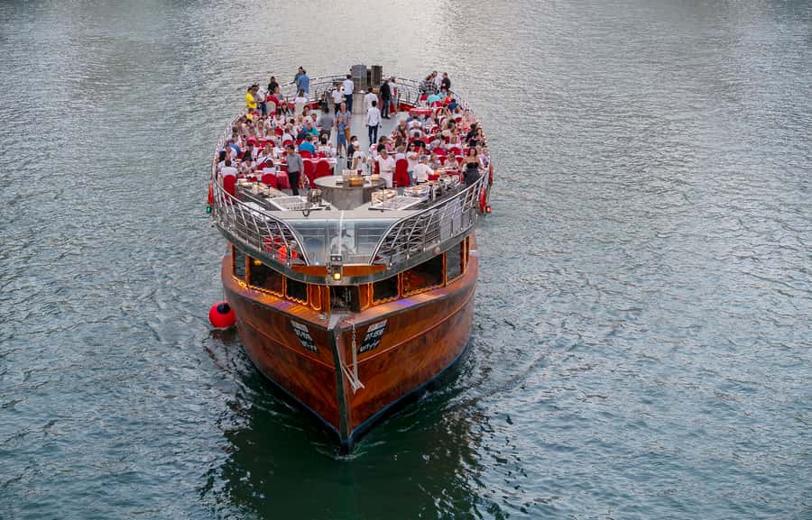 Dubai: Marina Luxury Dhow Dinner Cruise - Music, service, and the luxury label