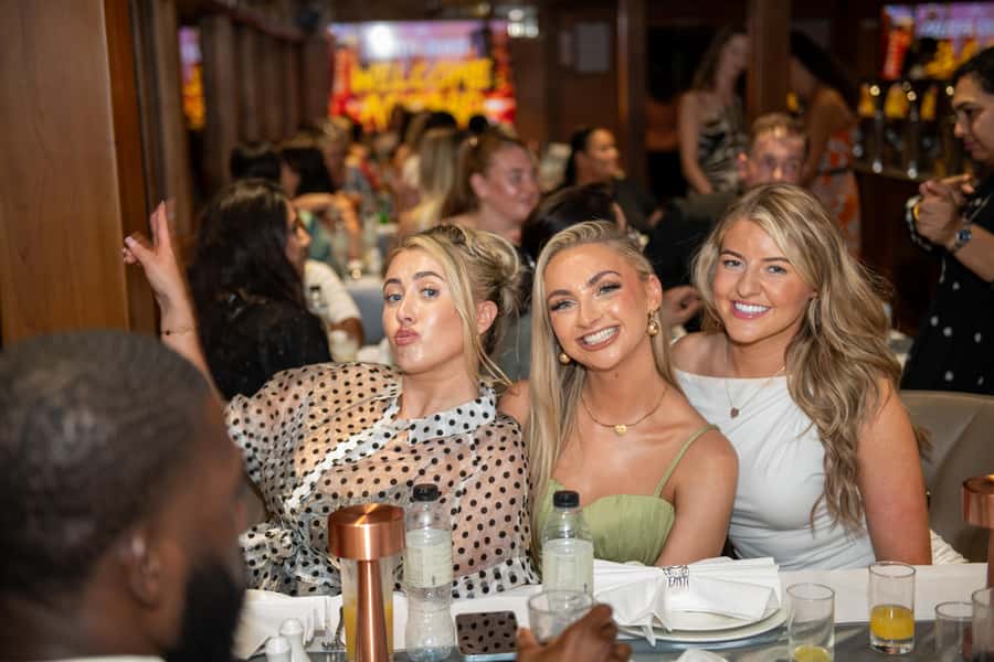 Dubai Marina: Luxury Dinner Cruise, Live Show, Open Bar & DJ - Boarding in Dubai Marina