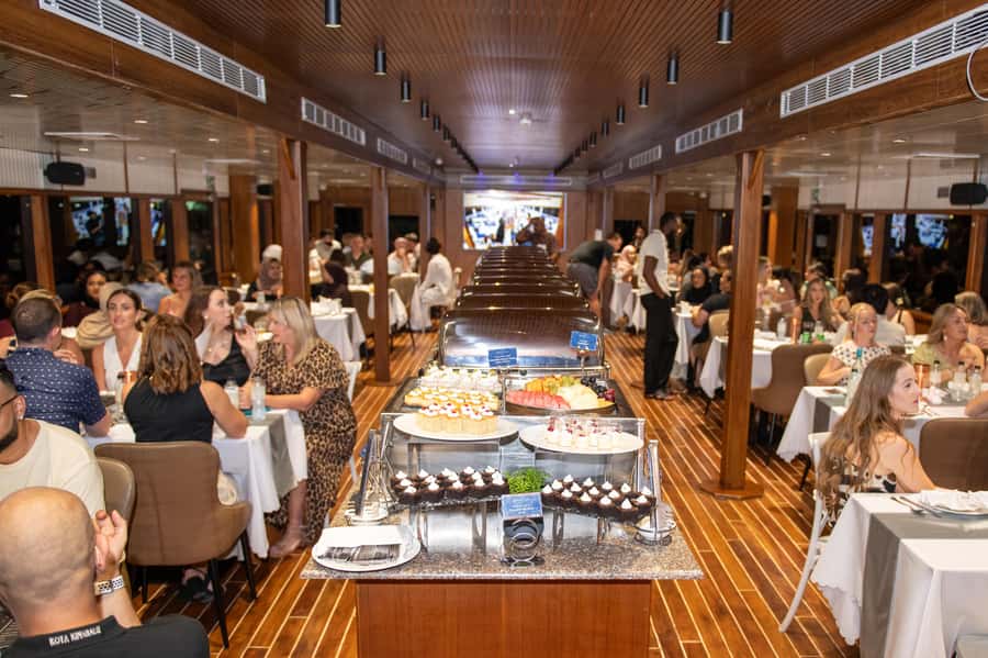 Dubai Marina: Luxury Dinner Cruise, Live Show, Open Bar & DJ - Indoor comfort or open-air photographs