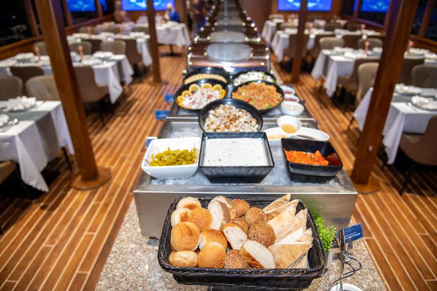 Dubai Marina: Luxury Dinner Cruise, Live Show, Open Bar & DJ - Who will enjoy this Dubai Marina cruise
