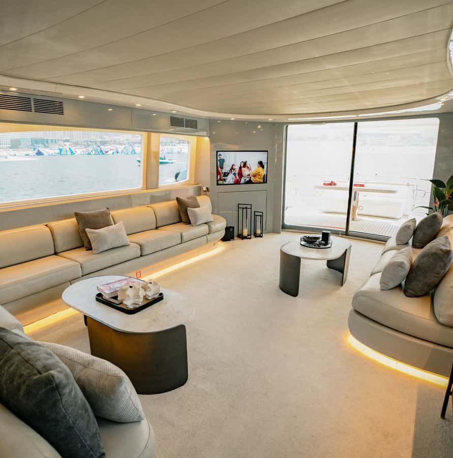 Dubai Marina: Luxury Yacht Tour with Breakfast or BBQ Option - Burj Al Arab and the best photo moments