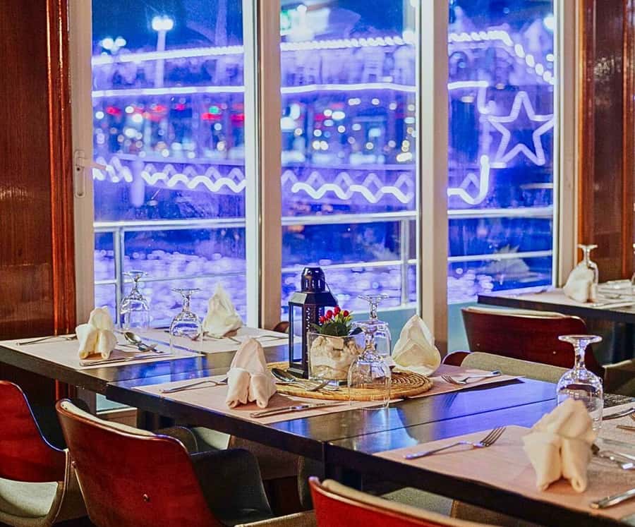 Dubai: Marina Premium Dinner Cruise with Unlimited Drinks - Music, DJ, and live entertainment