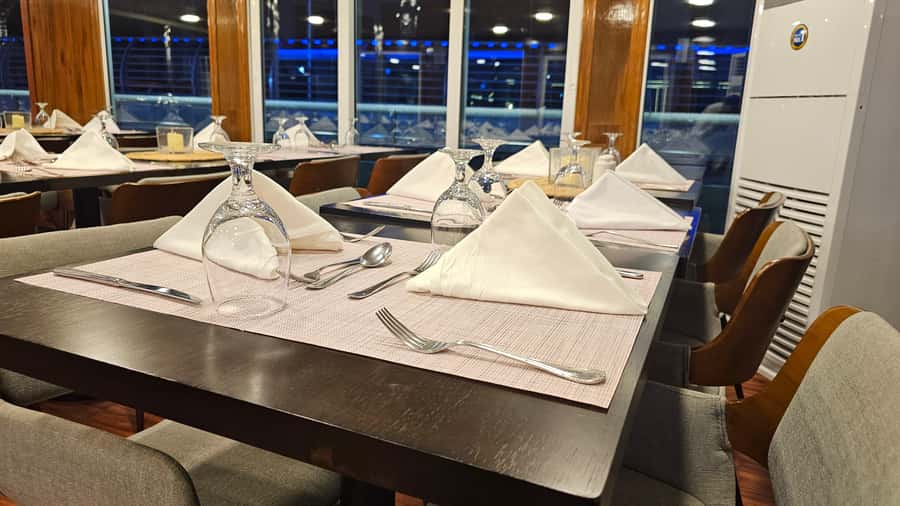 Dubai: Marina Premium Dinner Cruise with Unlimited Drinks - Hotel pickup, meeting points, and communication