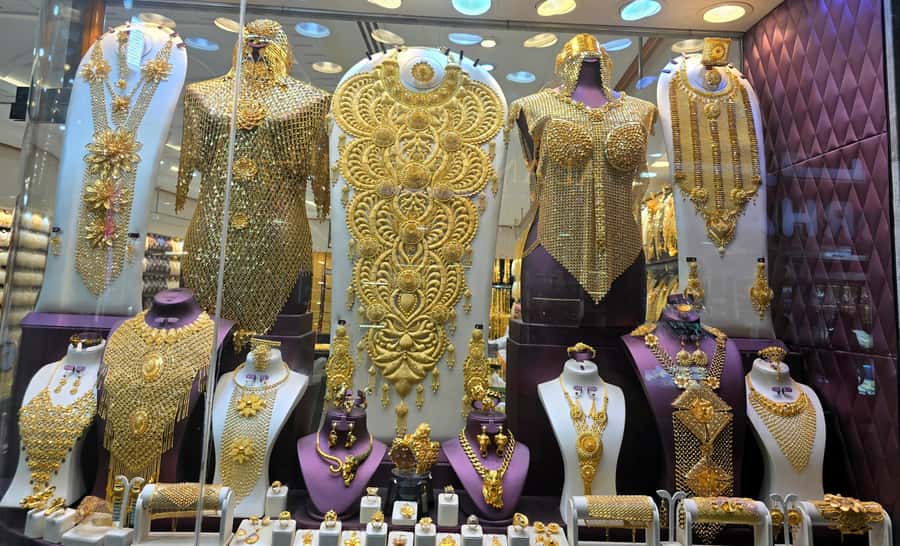 Dubai: Premium Old Town, Street Food, Souks & Boat Ride Tour - Al Souq Al Kabeer and the first market look