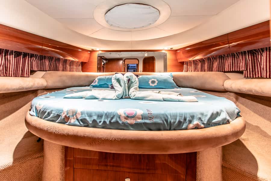 Dubai: Private Luxury Everest Yacht Cruise from Dubai Marina - Daylight, sunset, or evening on the Gulf