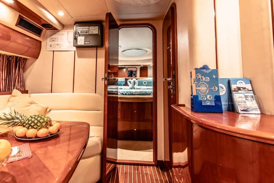 Dubai: Private Luxury Everest Yacht Cruise from Dubai Marina - The crew and the feel of the service