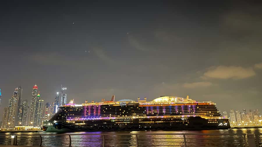 Dubai: Private Luxury Night Boat Tour - Key points at a glance
