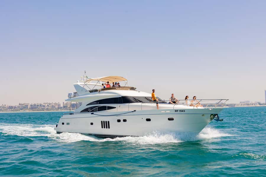 Dubai: The Luxury Yacht Tour with Live BBQ Option - Daylight, sunset, or city lights