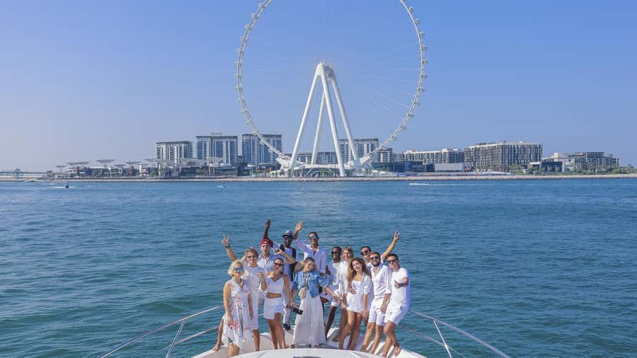 Dubai Waves & Dunes: Luxury Yacht Cruise w/ Red Dunes Safari - Sandboarding without a learning curve