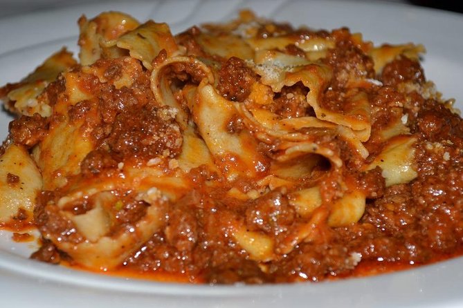 Exclusive Cooking Lessons in Tuscany with a Professional Chef - Is the class suitable for families and beginners?