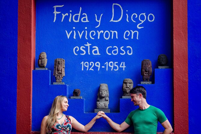 EXCLUSIVE TOUR Frida Kahlo Museum - SMALL GROUPS - Meeting your guide near Casa Azul