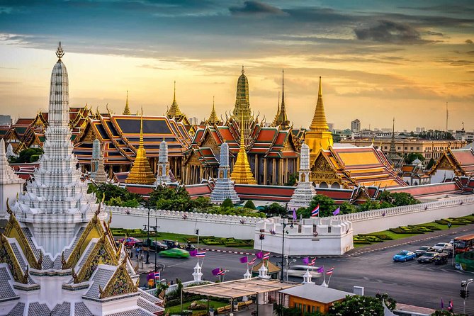 Exclusive Tour – Grand Palace, Emerald Buddha & Reclining Buddha - Dress correctly before the vehicle arrives