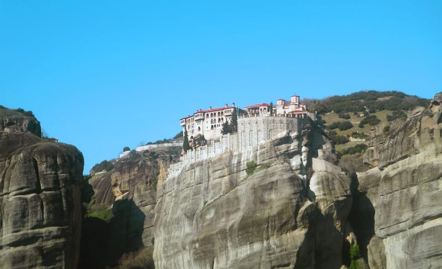 From Athens: Meteora Full-Day Trip with Guide on Luxury Bus - The one-hour stop for lunch in Kastraki