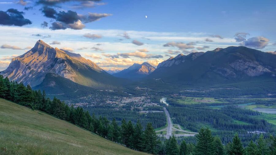 From Banff: Banff Wildlife & Scenic Highlights Premium Tour - The van, group size, and evening timing