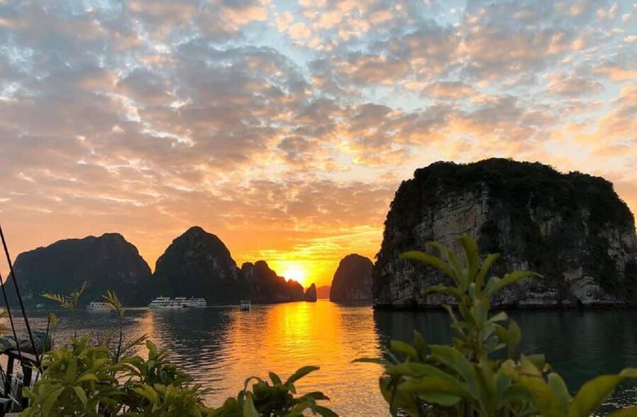 From Hanoi: Ha Long Bay Luxury Cruise Day Tour with Jacuzzi - Sunset, coffee, snacks, and the onboard jacuzzi