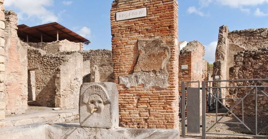 From Naples: Pompeii Ruins VIP Guided Tour - Entering Pompeii through a separate entrance