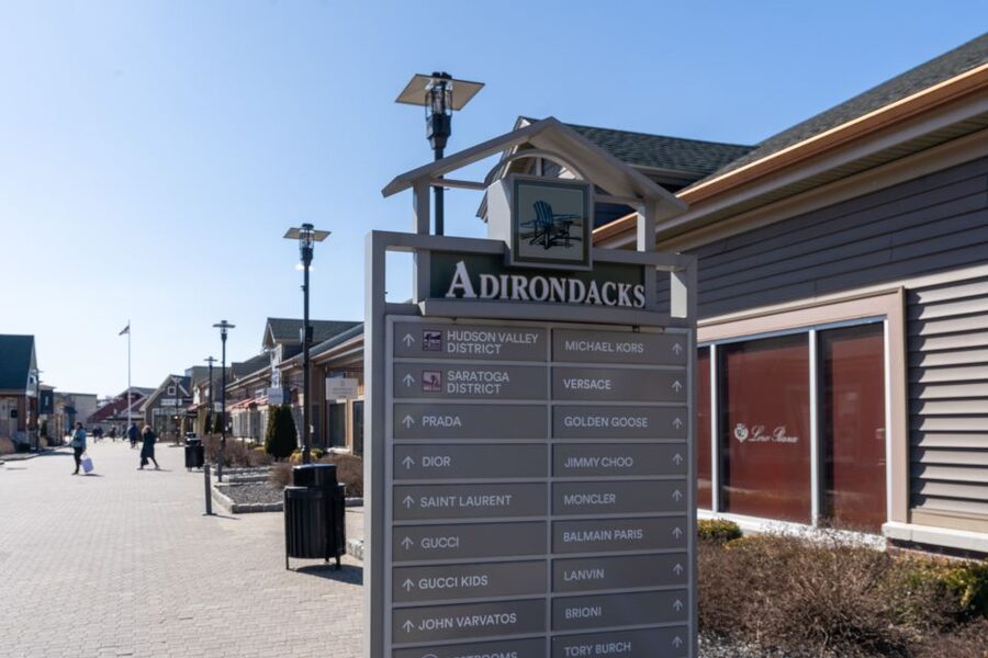 From NYC: Woodbury Common Premium Outlets Shopping Tour - Making Time for Food and Rest
