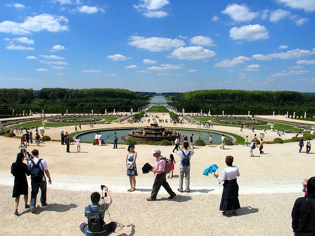 From Paris: Versailles Guided Tour by Deluxe Minibus - Why a guided visit helps at Versailles
