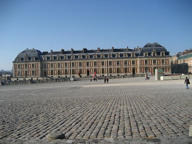 From Paris: Versailles Guided Tour by Deluxe Minibus - Entering the Palace of Versailles