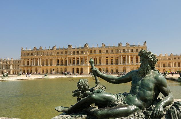 From Paris: Versailles Guided Tour by Deluxe Minibus - The minibus from central Paris