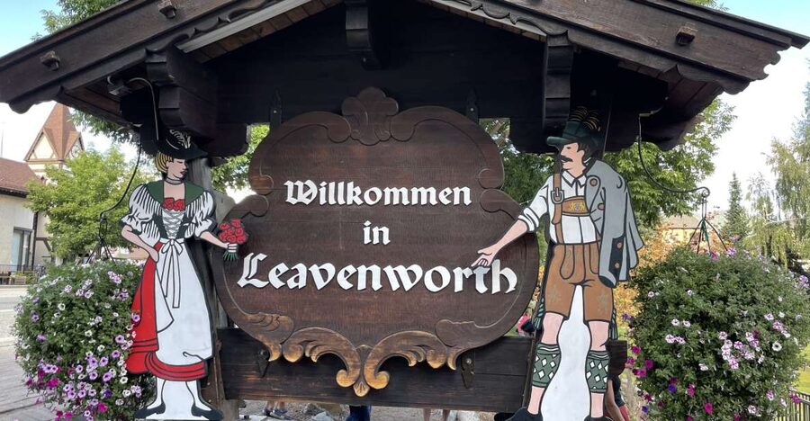 From Seattle/Kirkland/Bellevue: Leavenworth Exclusive Tour - Crossing Lake Washington and following the Skykomish River