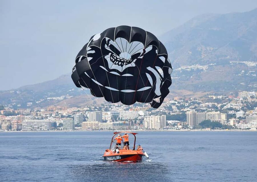 Fuengirola: Deluxe Parasailing Flight from Fuengirola Port - Views of Fuengirola and the Sierra Nevada
