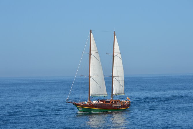 Fuerteventura: Aphrodite Exclusive Gulet with Food and Drinks - Lunch From a Jandía Chef