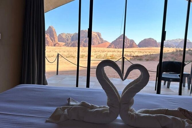 Full-Day Jeep Tour & Sleep in Luxury Tent with private Bathroom - The small rock bridge is a low-stress climb