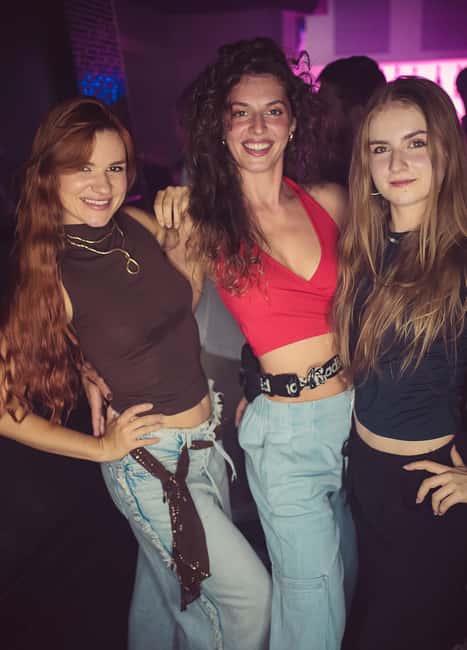 Fun explorers pub Crawl with 1 hour open bar and 3 VIP clubs - Starting at the Eros Bendato statue