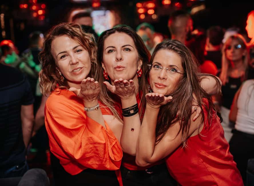 Fun explorers pub Crawl with 1 hour open bar and 3 VIP clubs - Walking between the Old Town venues