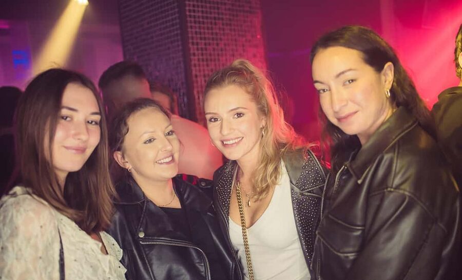 Fun explorers pub Crawl with 1 hour open bar and 3 VIP clubs - What happens during the first bar stop