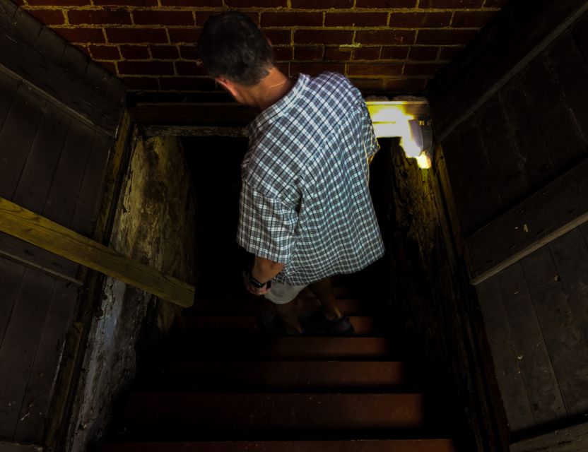 Gettysburg: Exclusive Welty House Ghost Hunt with Equipment - Testing the equipment before entering the dark rooms