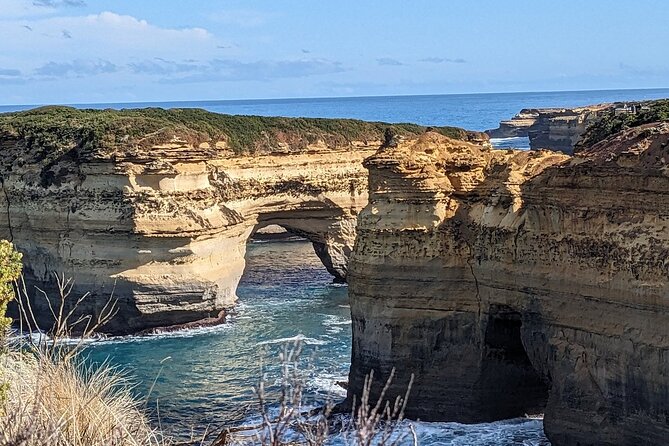 Great Ocean Road Tour Reverse –SML GRP-DLUX Mini Bus Hotel Pickup - Loch Ard Gorge adds the human story