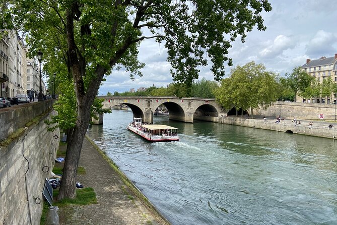 Guided Luxury Paris Day Trip with Optional Lunch at the Eiffel Tower - Which guide and group experience to expect