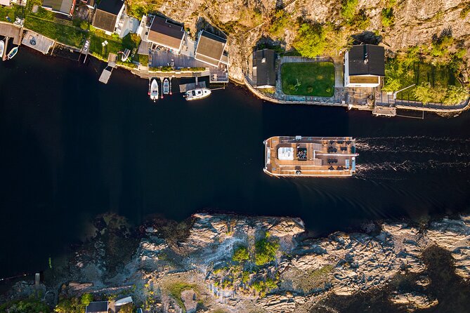 Guided Sightseeing Cruise on Oslofjord by Premium Silent Boat - Narrow waters and holiday homes
