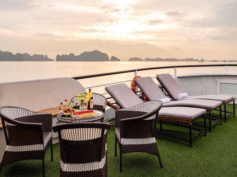 Ha Long Bay Deluxe Cruise & kayaking - 1 Day - Boarding at noon and settling into the cruise